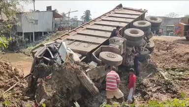 দাঁতন ২: দাঁতনের সাউরীতে দুটি গাড়ির মুখোমুখি সংঘর্ষ,আ/হ/ত এক,গাড়ি উদ্ধারে নামনো হলো ৩ টি ক্রেন!