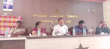 ಮಳವಳ್ಳಿ: ಪಟ್ಟಣದಲ್ಲಿ ಎಸ್ಸಿಎಸ್ಟಿ ಪ್ರತಿಬಂಧಕ ಕಾಯ್ದೆ ಕುರಿತು ಜಾಗೃತಿ ಮೂಡಿಸಲು ಕಾರ್ಯಾಗಾರ ನಡೆಸುವ ಕುರಿತ ಪೂರ್ವಭಾವಿ ಸಭೆ