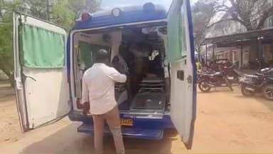 కొత్తూరు వద్ద ద్విచక్ర వాహనాన్ని ఢీకొన్న కారు, ఇద్దరికి తీవ్రగాయాలు