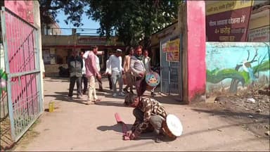 जतारा: सीईओ के तबादले पर जश्न! जतारा जनपद परिसर में ढोल-नगाड़े, पटाखे और मिठाइयाँ