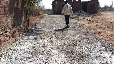 रीठी: भटवा टोला: निजी जमीन पर सड़क निर्माण का आरोप, रोक के बाद भी काम जारी