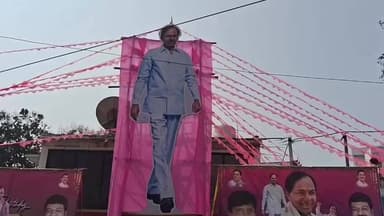 నగరంలోని పోచం మైదాన్ జంక్షన్ లో 25 ఫీట్ల కెసిఆర్ చిత్రపటానికి పాలాభిషేకం నిర్వహించిన మాజీ ఎంపీ