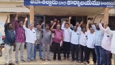 తమ డిమాండ్లను పరిష్కరించాలని కోరుతూ మామిడికుదురు తహసిల్దార్ కార్యాలయం వద్ద వీఆర్వోల నిరసన