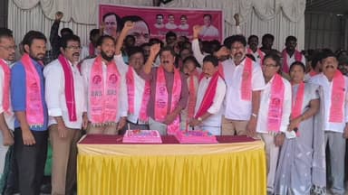 అలంపూర్: ఐజ మున్సిపాలిటీ కేంద్రంలోని మాజీ ముఖ్యమంత్రి కల్వకుంట్ల చంద్రశేఖర రావు జన్మదిన వేడుకలు ఘనంగా నిర్వహణ