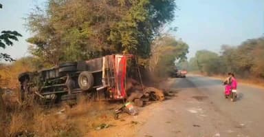 గంగాధర నెల్లూరు: రోడ్డుపై ఆగి ఉన్న ఐచర్ వాహనాన్ని ఢీకొన్న మరో లారీ తప్పిన పెను ప్రమాదం.