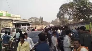 हथुआ: हथुआ-मीरगंज में बिहार बोर्ड परीक्षा के दौरान लगा जाम, निर्माण कार्य और परीक्षार्थियों की भीड़ से बढ़ी परेशानी