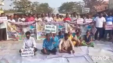 భద్రాచలం: భద్రాచలం-చర్ల ప్రధాన రహదారిని తక్షణమే పునర్నిర్మించాలని డిమాండ్ చేస్తూ ములకపాడు వద్ద రాస్తారోకో నిర్వహించిన యువకుడు