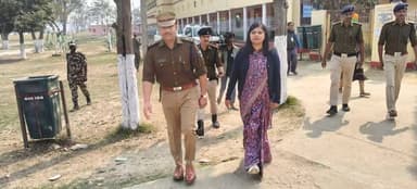 कड़ी सुरक्षा व्यवस्था के बीच मैट्रिक की परीक्षा प्रारंभ, जिलाधिकारी और पुलिस अधीक्षक ने विभिन्न केंद्रों का किया औचक निरी...