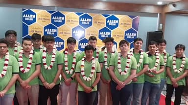 डिफेन्स कॉलोनी: JEE MAIN परीक्षा में सफलता पर लाजपत नगर में छात्रों को किया गया सम्मानित