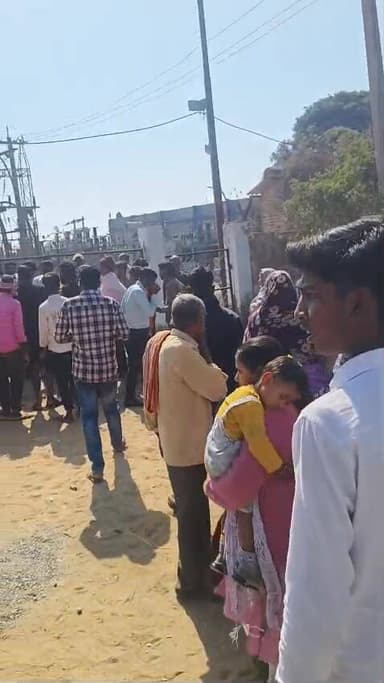 कल की घटना के बाद samahuta ग्रिड के सामने सड़क जाम कर बैठे लोग।।
रोहतास डेहरी मुख्य मार्ग बाधित #दुर्घटना #हादसा #रोहतास...