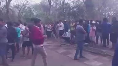 ପାରାଦୀପ ଲକ୍: କୁଜଙ୍ଗ ପଙ୍କପାଳ ନିକଟରେ ଅଜଣା ଗାଡି ଧକ୍କା ରେ ଜଣେ ବ୍ୟକ୍ତି ଙ୍କ ମୃତ୍ୟୁ କୁ ନେଇ ସ୍ଥାନୀୟ ଲୋକଙ୍କୁ ପକ୍ଷରୁ କଟକ ପାରାଦ୍ୱୀପ ରାସ୍ତା ଅବରୋଧ