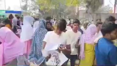 বেলডাঙা ২: রেজিনগর থানার বিকন নগরে স্বনির্ভর বাংলা রেজিস্ট্রেশন ক্যাম্পে উপচেপড়া ভিড়।