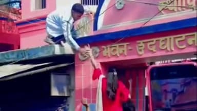 बलिया: एस ए एस उच्च माध्यमिक विद्यालय में मैट्रिक परीक्षा के दौरान छात्रा देर से पहुंचने पर स्कूल की चारदीवारी फांदी