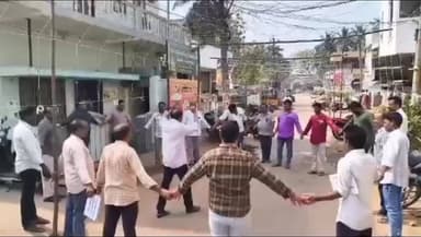 తమ న్యాయపరమైన డిమాండ్లను పరిష్కరించాలని కోరుతూ కాట్రేనికోన సహకార కేంద్రం వద్ద ఉద్యోగుల నిరసన