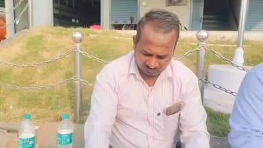 ಚಿಕ್ಕೋಡಿ: ಶಾಲಾ ಅಭಿವೃದ್ಧಿಗೆ ಆಗ್ರಹಿಸಿ ಕರೋಶಿ ಗ್ರಾಮ ಪಂಚಾಯಿತಿ ಎದುರು ಪ್ರತಿಭಟನೆ ನಡೆಸುತ್ತಿರುವ ಗ್ರಾಮಸ್ಥರು