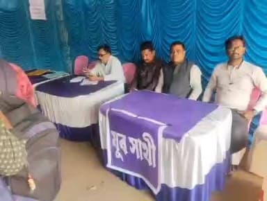 খড়গপুর ১: শুরু হয়েছে যুবসাথী প্রকল্পের ফরম ফিলাপ, খড়গপুর দু'নম্বর ব্লক এ তৃণমূলের যুব সাথী ক্যাম্পে ভিড় সাধারণ মানুষের