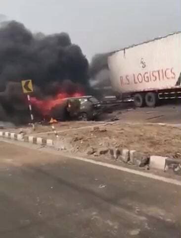 సదాశివనగర్: పద్మాజీ వాడి సమీపంలో 44వ జాతీయ రహదారి బ్రిడ్జిపై ఘోర రోడ్డు ప్రమాదం, కంటైనర్ ను ఢీకొన్న కారు, పూర్తిగా కారు దగ్ధం