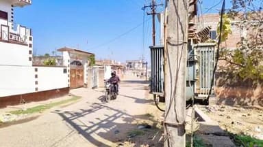 डोमचांच: शिवसागर रोड पर कम ऊंचाई पर लगा ट्रांसफार्मर दे रहा मौत को दावत