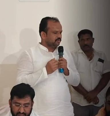 ಸಿಂಧನೂರು: ಪಟ್ಟಣದಲ್ಲಿ ಸಿಂಧನೂರು ಜಿಲ್ಲಾ ಕೇಂದ್ರವನ್ನಾಗಿ ಮಾಡುವ ಕುರಿತು ಸಭೆಯಲ್ಲಿ ಎಂಎಲ್ಸಿ ಬಸನಗೌಡ ಬಾದರ್ಲಿ ಭಾಗಿ