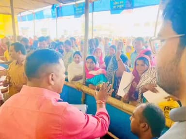 ভগবানগোলা ২: ভগবানগোলা ২ নাম্বার ব্লকে যুব সাথী ক্যাম্প পরিদর্শন করলেন জেলা যুব তৃণমূল কংগ্রেস সভাপতি