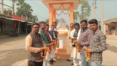 गोरौल: राजद कार्यकर्ताओं ने जननायक कर्पूरी ठाकुर की 38वीं पुण्यतिथि पर उनकी प्रतिमा पर पुष्पांजलि अर्पित की