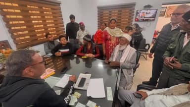 कालकाजी: तुगलकाबाद के विधायक सहीराम पहलवान ने दफ्तर में लगाया जनता दरबार, सुनी लोगों की समस्याएं