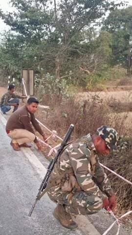 दारू: बेलासोती पुल पर धंसा गार्डवाल, दारू पुलिस ने रस्सी बांधकर राहगीरों को किया सतर्क