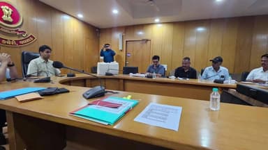 વલસાડ: કલેકટર કચેરીના સભાખંડમાં મતદારયાદી સઘન સુધારણા કાર્યક્રમ અંતર્ગત રાજકીય પક્ષના પ્રતિનિધિઓ સાથે બેઠક યોજાઈ