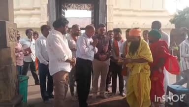 అమ్రాబాద్: మద్దిమడుగు లోని ఆంజనేయ స్వామి దేవాలయాన్ని సందర్శించిన ముఖ్యమంత్రి కార్యాలయ ప్రిన్సిపాల్ సెక్రటరీ శ్రీనివాసరాజ్