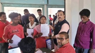 বজবজ ২: বজবজ দু'নম্বর ব্লকের মুচিশা এলাকায় যুব সাথী প্রকল্পের রেজিস্ট্রেশন ক্যাম্প পরিদর্শন করলেন পঞ্চায়েত সমিতির সভাপতি