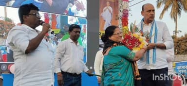 উলুবেড়িয়া ১: মুখ্যমন্ত্ৰী মমতা বন্দোপাধ্যায়ের অনুপ্ৰেরনায় উলুবেড়িয়া পৌরসভার উদ্যোগে পথশ্ৰী ও রাস্তাশ্ৰী প্ৰকল্পের শুভ উদ্বোধন