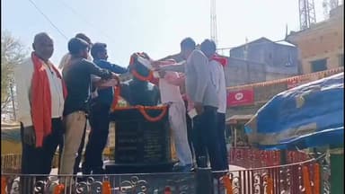 धुरकी: जननायक कर्पूरी ठाकुर की जयंती पर उमड़ा जनसैलाब, प्रतिमा पर किया माल्यार्पण