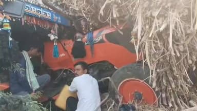 ರಾಯಬಾಗ: ಚಾಲಕನ ನಿಯಂತ್ರಣ ತಪ್ಪಿ ರಸ್ತೆ ಬದಿಗೆ ಬಿದ್ದ ಕಬ್ಬು ತುಂಬಿದ ಟ್ರ್ಯಾಕ್ಟರ್, ಹಿಡಕಲ್ ಗ್ರಾಮದ ಹೊರವಲಯದಲ್ಲಿ ನಡೆದ ಘಟನೆ