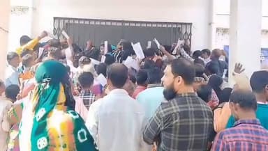 ভাতার: যুব সাথী প্রকল্পের ফর্ম জমা নেওয়ার সময় ভাতার ব্লক অফিসে ব্যাপক বিশৃঙ্খলা, হুরুহুরি এলাকায় চাঞ্চল্য