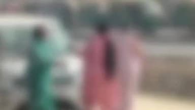 हाटा: बाइक के पीछे दौड़ी महिला, सड़क किनारे बैठकर फूट-फूटकर रोई, बोली- बेटी ने किया पहचानने से इनकार