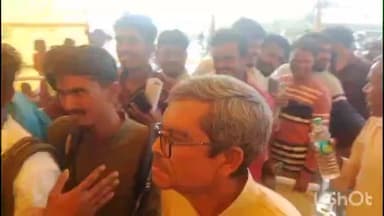 পুরুলিয়া ১: এক নম্বর ব্লকের লাইনে থাকা যুবশ্রী আবেদনকারীদের জলের বোতল দিয়ে সাহায্য করলো প্রাক্তন মন্ত্রী