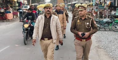 ताखा: ऊसराहार पुलिस ने पैदल गश्त करते हुए चलाया जागरूकता अभियान, सड़क दुर्घटनाओं की आशंका पर वाहन चालकों को किया जागरूक