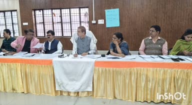 रॉबर्ट्सगंज: सोनभद्र में DM ने की बैठक, PM, CM आवास और आयुष्मान कार्ड की प्रगति की समीक्षा, आवास के नाम पर रुपए मांगने पर कार्रवाई का