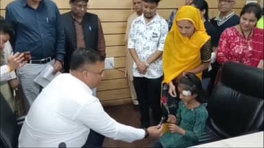 सांवेर: कलेक्टर ने मासूम बच्ची की आँखों का इलाज कराकर उसे दी रोशनी, बच्ची ने फूल देकर कहा धन्यवाद