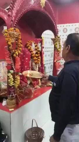 महुआ: महुआ के पुरानी बाजार स्थित महावीर मंदिर परिसर में मंगलवार शाम सामूहिक हनुमान चालीसा पाठ का आयोजन