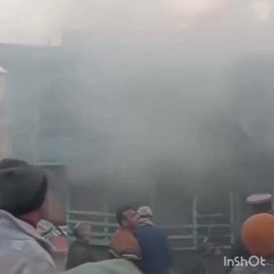 कोटखाई: क्यारी गांव में पूर्व प्रधान सुशील चौहान के तीन मंजिला मकान में भीषण आग, 60% इमारत जल गई