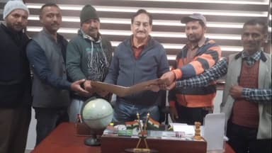 निहरी: पूर्व सीपीएस सोहन लाल ठाकुर से मिले ग्रामीण, पेयजल लाइन और सड़क निर्माण की मांग को लेकर मिला समाधान का आश्वासन