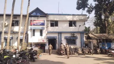 দিনহাটা ১: দ্বারিকামড়ী এলাকার এক গৃহবধূর ঝুলন্ত দেহ উদ্ধার করে ময়নাতদন্তের পর পরিবারের হাতে তুলে দিল দিনহাটা থানার পুলিশ