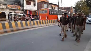 #मऊ में आगामी त्यौहार को लेकर पुलिस का रूट मार्च, सुरक्षा व्यवस्था का लिया गया जायजा
#SP इलामारन के नेतृत्व में नगर क्षे...