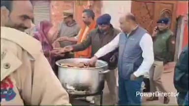 राजापुर: चित्रकूट पुलिस ने सीतापुर मेंला क्षेत्र में फाल्गुन मास अमावस्या मेले में आए श्रद्धालुओं को वितरित किया भोजन प्रसाद