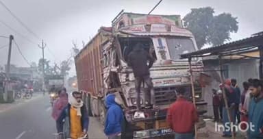 सिधवलिया: बैकुंठपुर रोड पर दो ट्रकों के बीच टक्कर, सूचना मिलते ही पुलिस मौके पर पहुंची