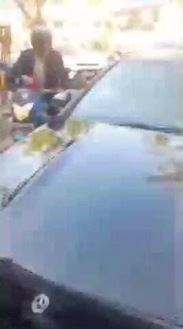 बेरो: रांची में तेज रफ्तार कार ने बाइक को टक्कर मारी, युवक को बोनट पर उठाकर भागा चालक