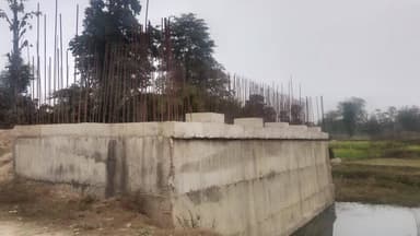 सगमा: सगमा में सड़क निर्माण में ग्रामीणों ने घटिया सामग्री के इस्तेमाल का आरोप लगाया