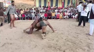 चकरनगर: बाबा सिद्धनाथ दंगल के आखिरी दिन प्रभारी मंत्री ने पहलवानों का हाथ मिलवाया, आखिरी कुश्ती बराबर रही