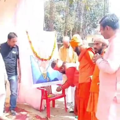 नीमराना: शाहजहांपुर में विराट हिंदू सम्मेलन, महिलाओं ने सिर पर कलश रखकर निकाली यात्रा